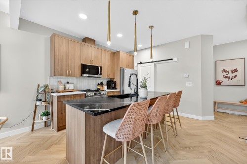 431 Conroy Crescent, Edmonton, AB - Indoor Photo Showing Kitchen With Upgraded Kitchen