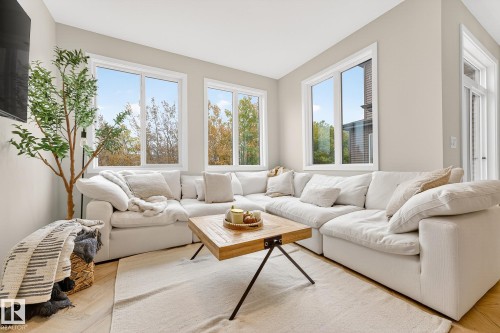 431 Conroy Crescent, Edmonton, AB - Indoor Photo Showing Living Room