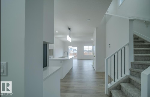 305 26St, Edmonton, AB - Indoor Photo Showing Other Room