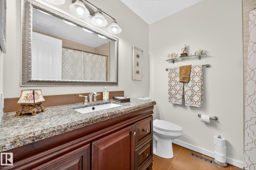 4664 16A Avenue, Edmonton, AB - Indoor Photo Showing Bathroom