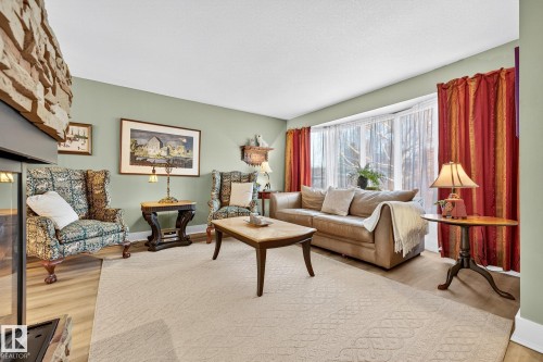 4664 16A Avenue, Edmonton, AB - Indoor Photo Showing Living Room