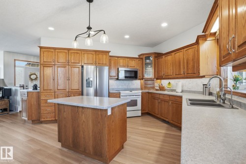 5002 58 Street, Daysland, AB - Indoor Photo Showing Kitchen With Double Sink
