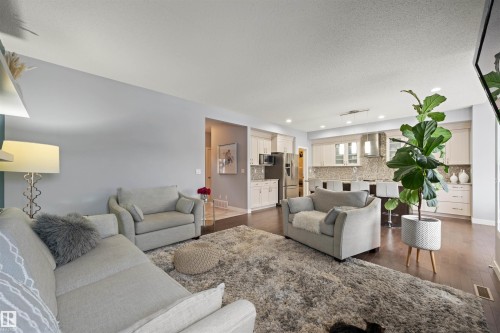 1564 Chapman Way, Edmonton, AB - Indoor Photo Showing Living Room