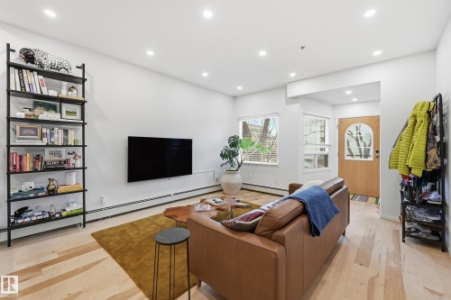 11138 83 Avenue, Edmonton, AB - Indoor Photo Showing Living Room