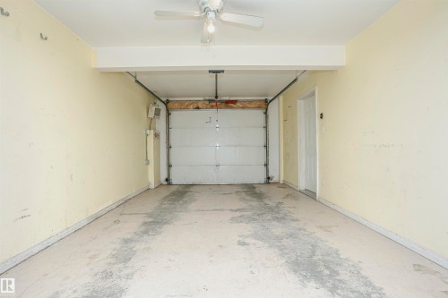 204 178 Bridgeport Boulevard, Leduc, AB - Indoor Photo Showing Garage