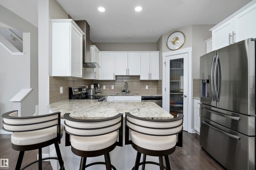7043 174 Avenue, Edmonton, AB - Indoor Photo Showing Kitchen