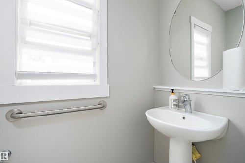 7043 174 Avenue, Edmonton, AB - Indoor Photo Showing Bathroom