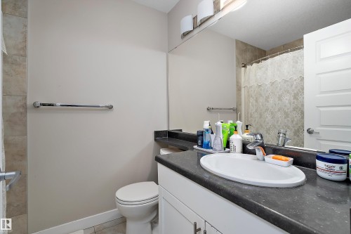7043 174 Avenue, Edmonton, AB - Indoor Photo Showing Bathroom