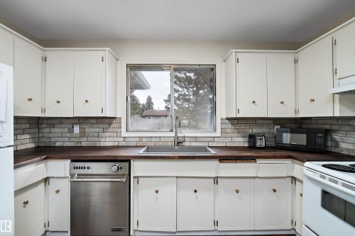 5546 Centennial Drive, Wetaskiwin, AB - Indoor Photo Showing Kitchen