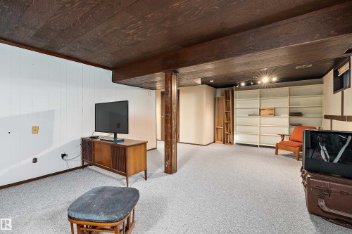 5546 Centennial Drive, Wetaskiwin, AB - Indoor Photo Showing Garage