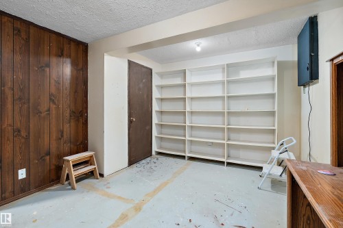 5546 Centennial Drive, Wetaskiwin, AB - Indoor Photo Showing Garage