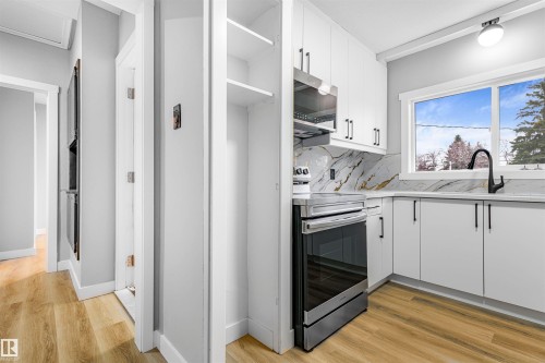 Edmonton, AB - Indoor Photo Showing Kitchen