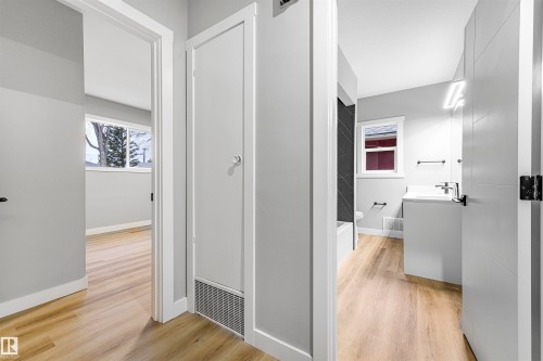 Edmonton, AB - Indoor Photo Showing Other Room