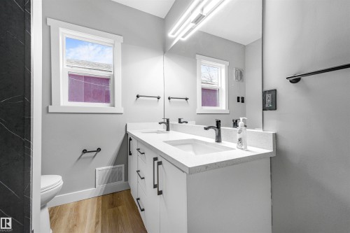 Edmonton, AB - Indoor Photo Showing Bathroom