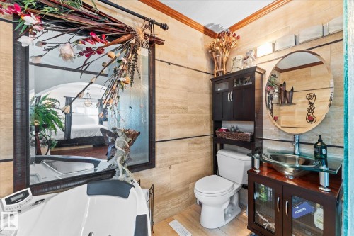 11124 110A Avenue, Edmonton, AB - Indoor Photo Showing Bathroom