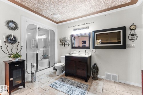 11124 110A Avenue, Edmonton, AB - Indoor Photo Showing Bathroom