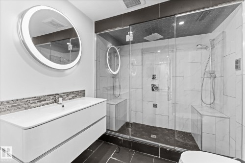 11124 110A Avenue, Edmonton, AB - Indoor Photo Showing Bathroom