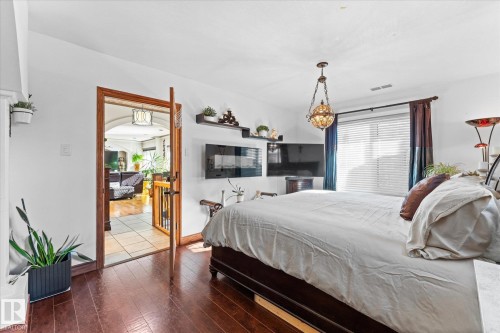 11124 110A Avenue, Edmonton, AB - Indoor Photo Showing Bedroom