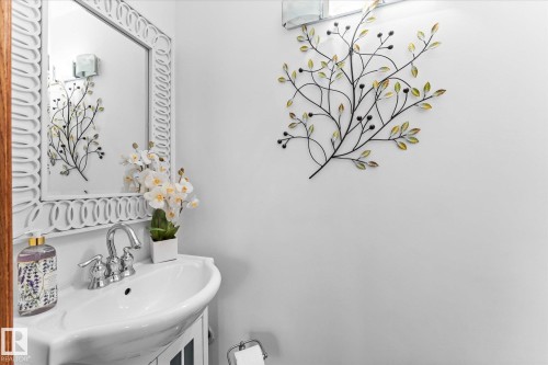 11124 110A Avenue, Edmonton, AB - Indoor Photo Showing Bathroom