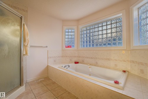 247 Lindsay Crescent, Edmonton, AB - Indoor Photo Showing Bathroom
