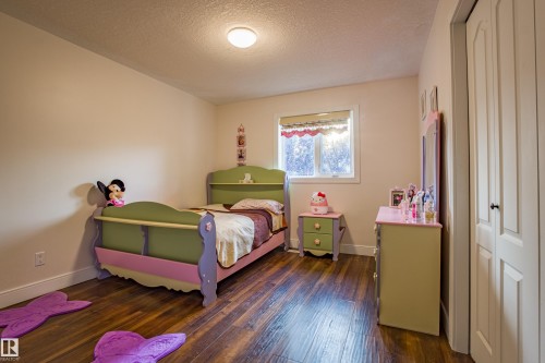 247 Lindsay Crescent, Edmonton, AB - Indoor Photo Showing Bedroom
