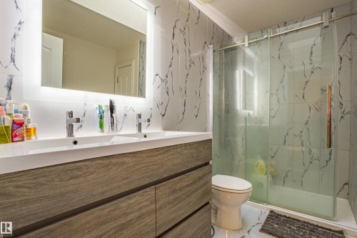 247 Lindsay Crescent, Edmonton, AB - Indoor Photo Showing Bathroom