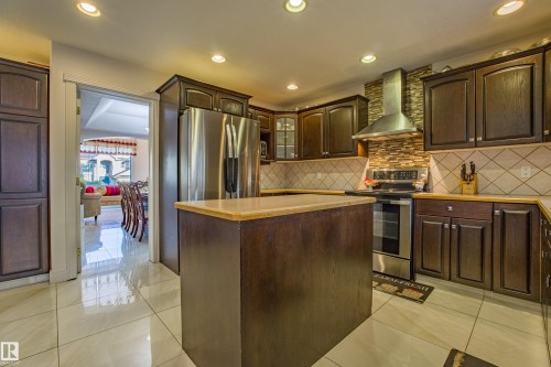 247 Lindsay Crescent, Edmonton, AB - Indoor Photo Showing Kitchen
