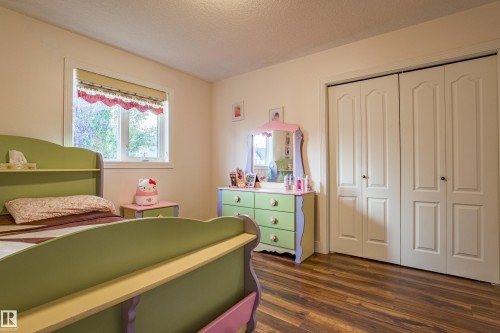 247 Lindsay Crescent, Edmonton, AB - Indoor Photo Showing Bedroom