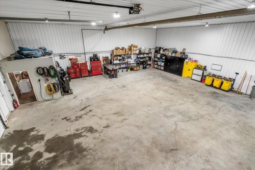 102 3510 Ste. Anne Trail, Rural Lac Ste. Anne County, AB - Indoor Photo Showing Garage
