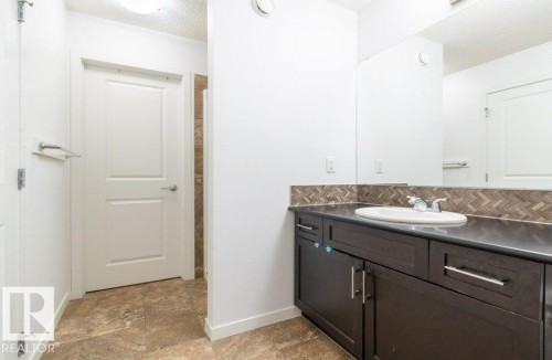 2031 52 Street Sw, Edmonton, AB - Indoor Photo Showing Bathroom