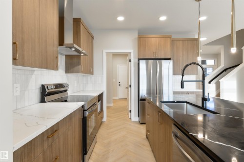 6 Cobblestone Gate, Spruce Grove, AB - Indoor Photo Showing Kitchen With Upgraded Kitchen