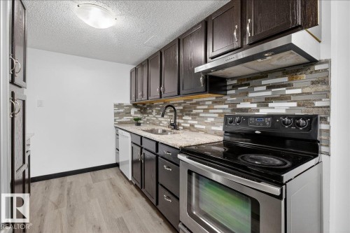 33 Amberly Court, Edmonton, AB - Indoor Photo Showing Kitchen