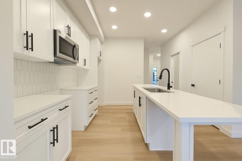 17 710 Mattson Drive, Edmonton, AB - Indoor Photo Showing Kitchen