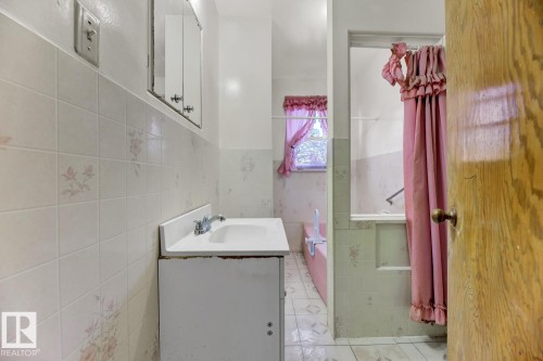 12007 69 Street, Edmonton, AB - Indoor Photo Showing Bathroom