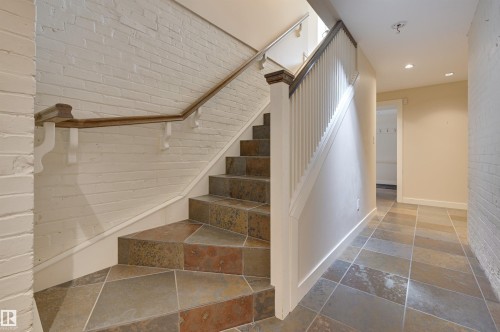 10317 Villa Avenue, Edmonton, AB - Indoor Photo Showing Other Room