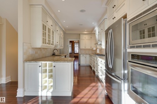 10317 Villa Avenue, Edmonton, AB - Indoor Photo Showing Kitchen With Upgraded Kitchen
