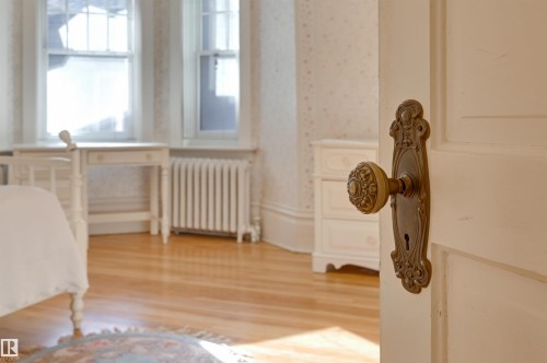 10317 Villa Avenue, Edmonton, AB - Indoor Photo Showing Other Room