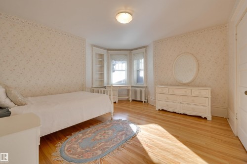 10317 Villa Avenue, Edmonton, AB - Indoor Photo Showing Bedroom