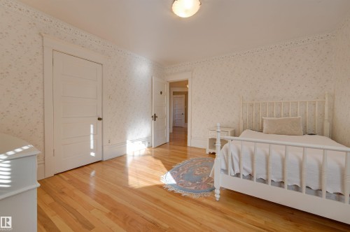 10317 Villa Avenue, Edmonton, AB - Indoor Photo Showing Bedroom