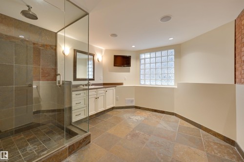 10317 Villa Avenue, Edmonton, AB - Indoor Photo Showing Bathroom
