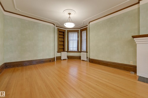 10317 Villa Avenue, Edmonton, AB - Indoor Photo Showing Other Room