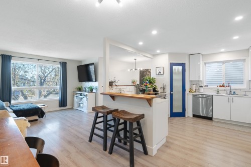 4134 51 Street, Gibbons, AB - Indoor Photo Showing Kitchen With Upgraded Kitchen