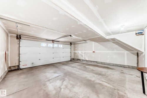 23 2922 Maple Way, Edmonton, AB - Indoor Photo Showing Garage