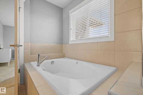 17032 43 Street, Edmonton, AB - Indoor Photo Showing Bathroom