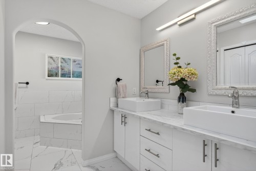 7224 158 Avenue, Edmonton, AB - Indoor Photo Showing Bathroom