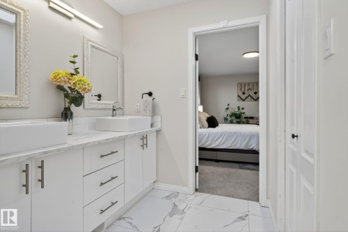 7224 158 Avenue, Edmonton, AB - Indoor Photo Showing Bathroom