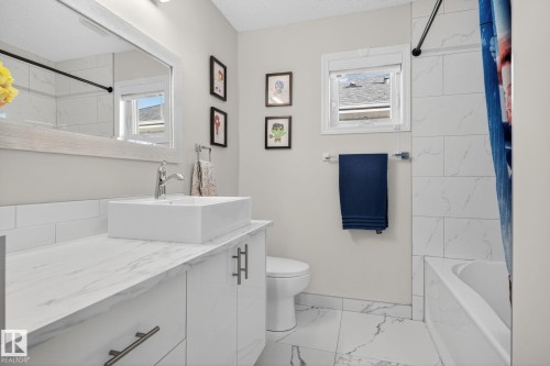 7224 158 Avenue, Edmonton, AB - Indoor Photo Showing Bathroom