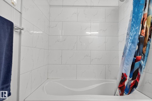 7224 158 Avenue, Edmonton, AB - Indoor Photo Showing Bathroom