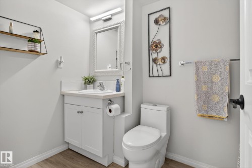 7224 158 Avenue, Edmonton, AB - Indoor Photo Showing Bathroom