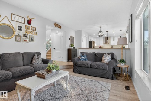 7224 158 Avenue, Edmonton, AB - Indoor Photo Showing Living Room